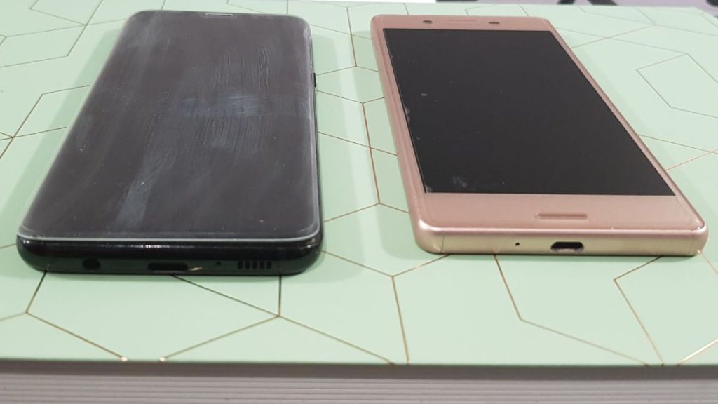 De screenprotector op de Samsung Galaxy S8 (links) vs De screenprotector op de Sony Xperia X.