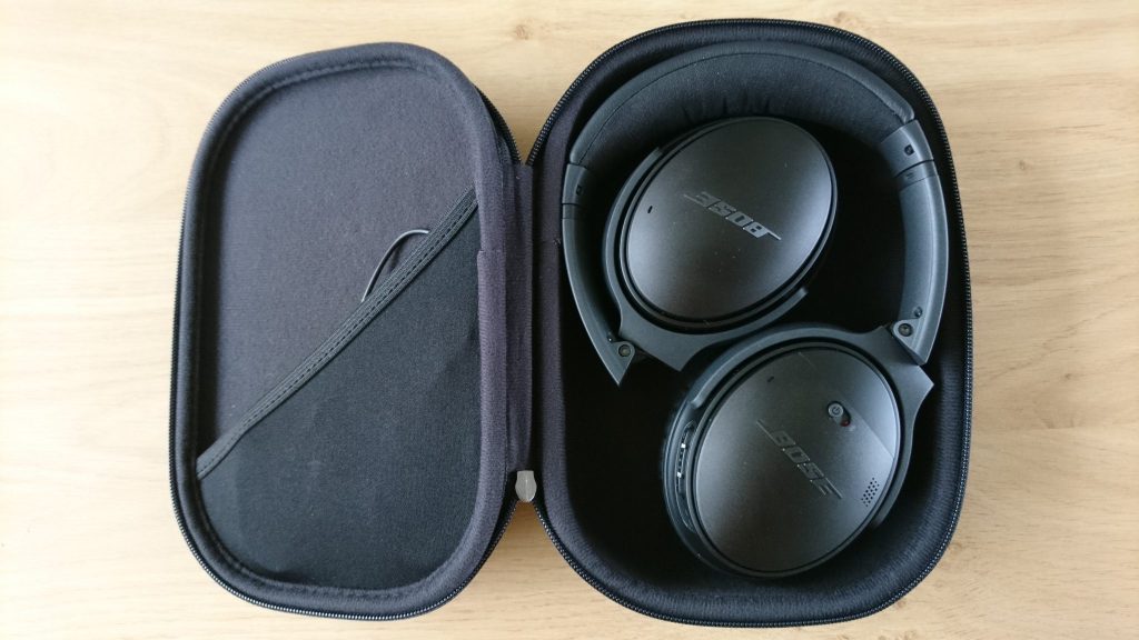 De Bose QuietComfort 35 Wireless II in geklapt in de case.