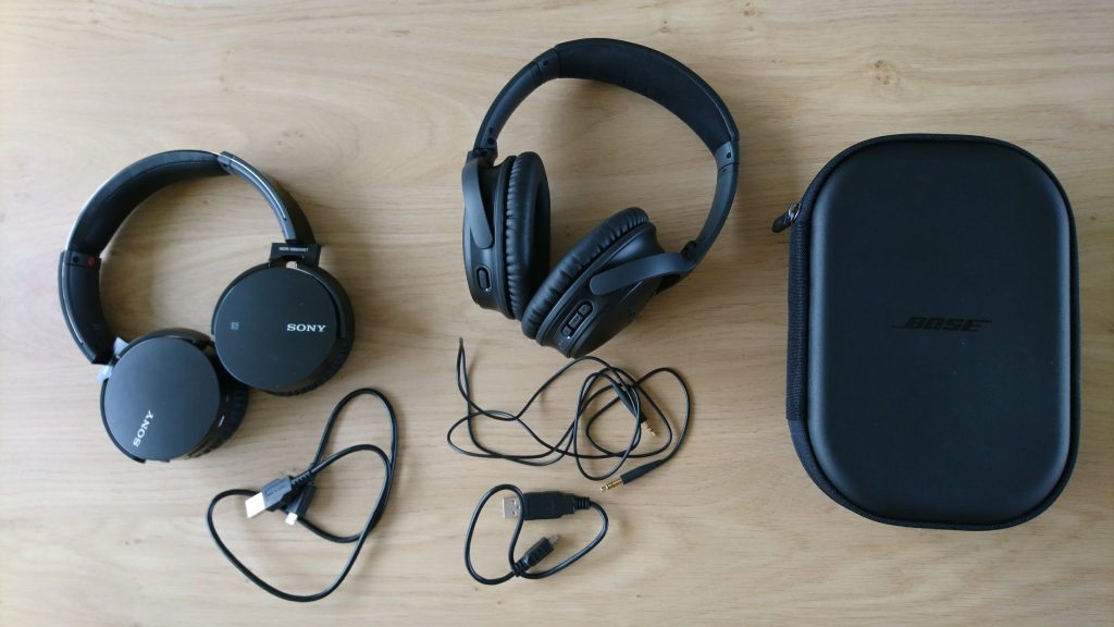 Bij de Sony koptelefoon wordt alleen een oplaadkabeltje meegeleverd. Bij de Bose, zit een oplaadkabel, een opbergetui en een kabel om 'm bedraad aan te sluiten aan een apparaat dat muziek afspeelt. 