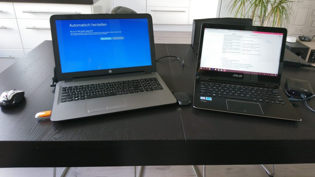 Bezig met de laptop.