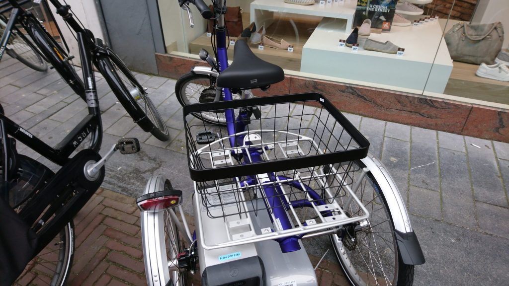 De draadmand van de Hema achterop mijn driewielfiets.