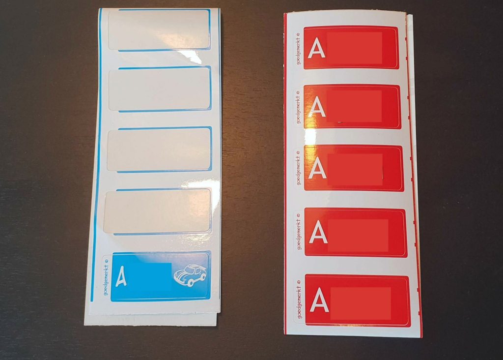 Links de oude labels en rechts de nieuwe labels met de naam van mijn zoon.