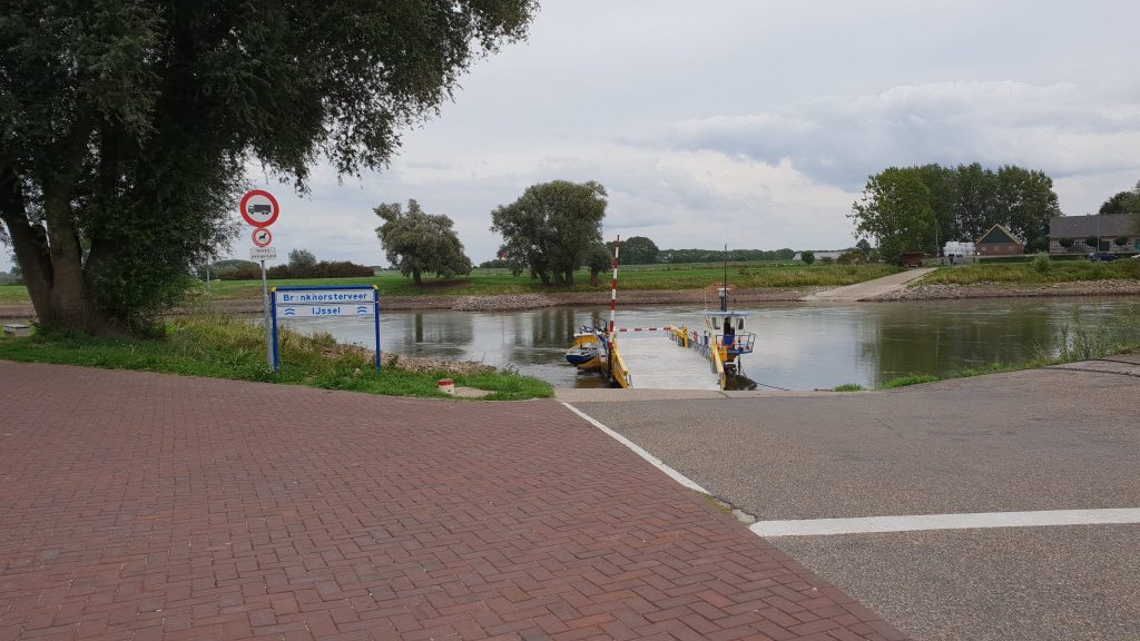 De veerboot over de IJssel naar Bronkhorst.