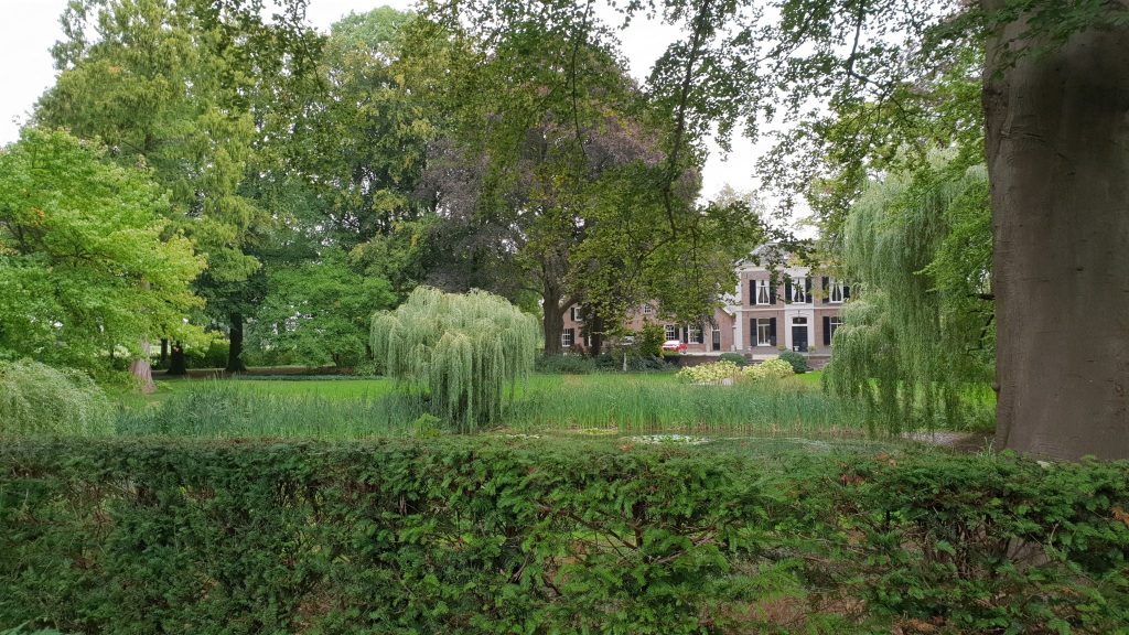 Een huis langs de weg naar de veerboot naar Bronkhorst. Toerist