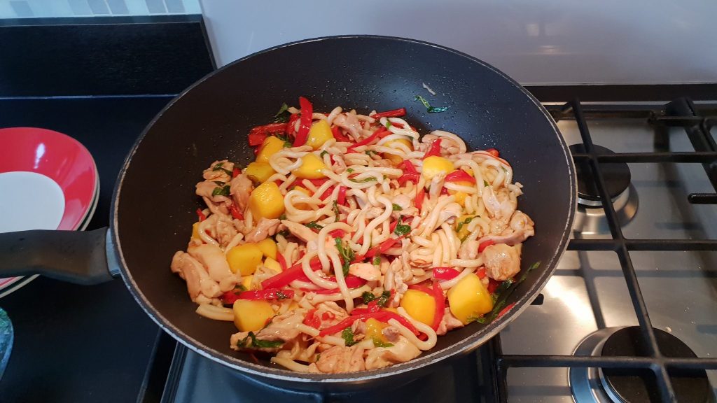 Een gerecht in de wok.