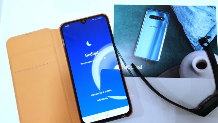 Bedtijd is ingesteld op de Samsung Galaxy A40. Daarbij een lief kaartje van Samsung en de Samsung Galaxy Fit E activitytracker.