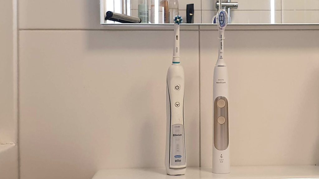 Links Oral B elektrische tandenborstel en rechts Philips Sonicare