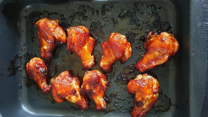 Het eindresultaat van sticky kippenvleugels uit de oven