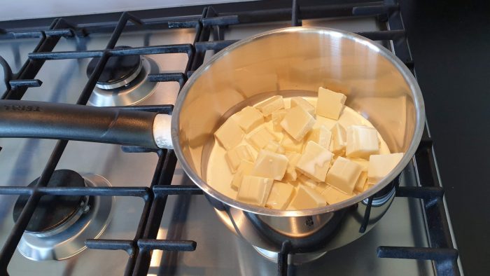 Chocola smelten in de slagroom op laag vuur.