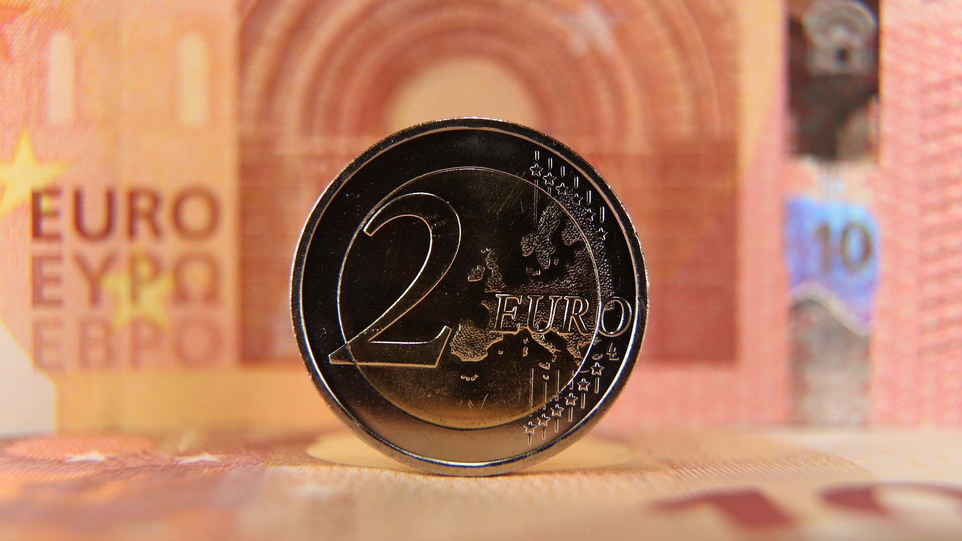 2 euro zakgeld met een briefje van 10 euro op de achtergrond