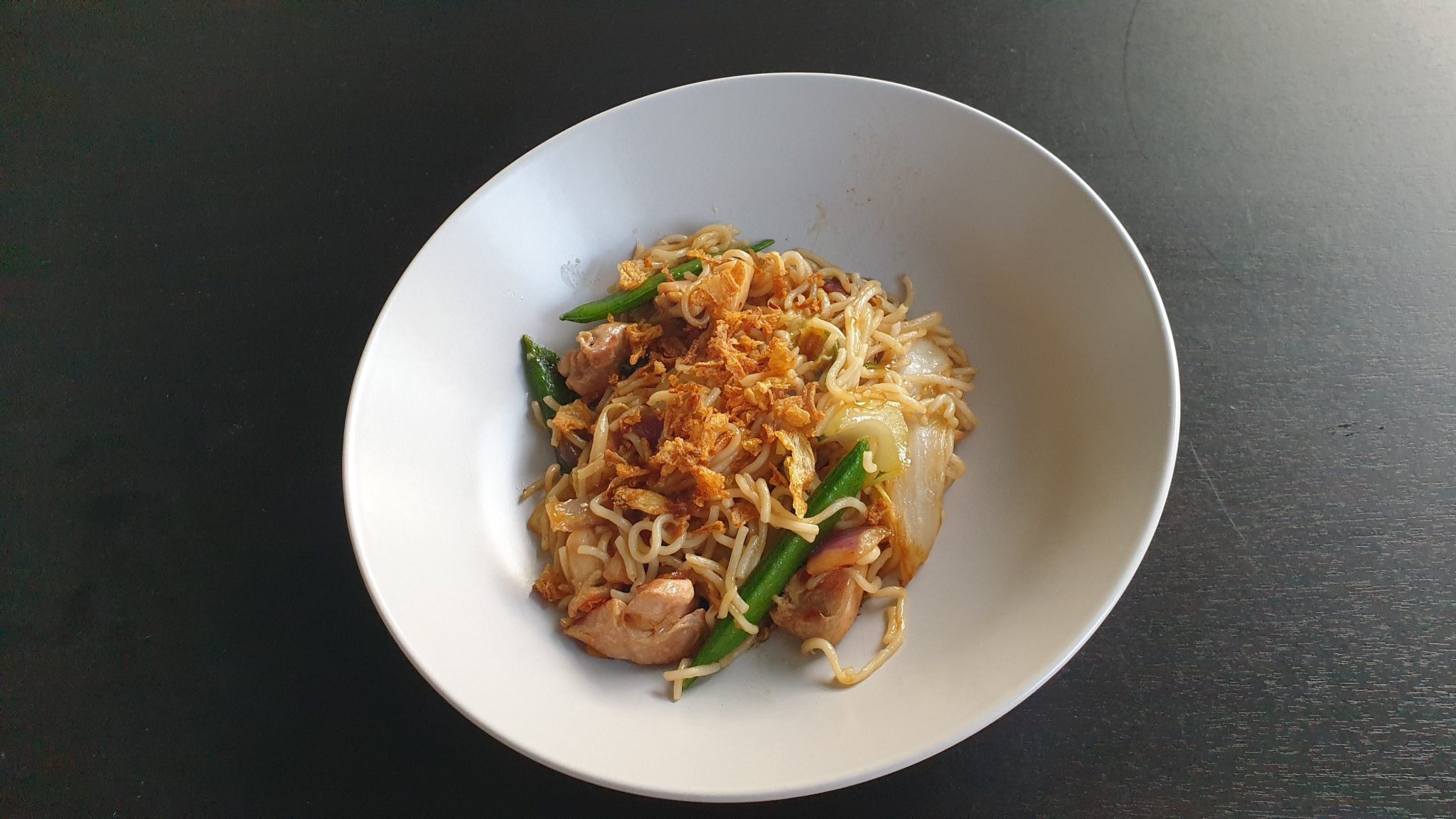 Kip met noodles uit de wok