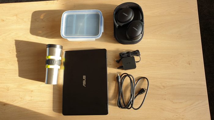 Mijn laptop , beker, lunchbox etc. 