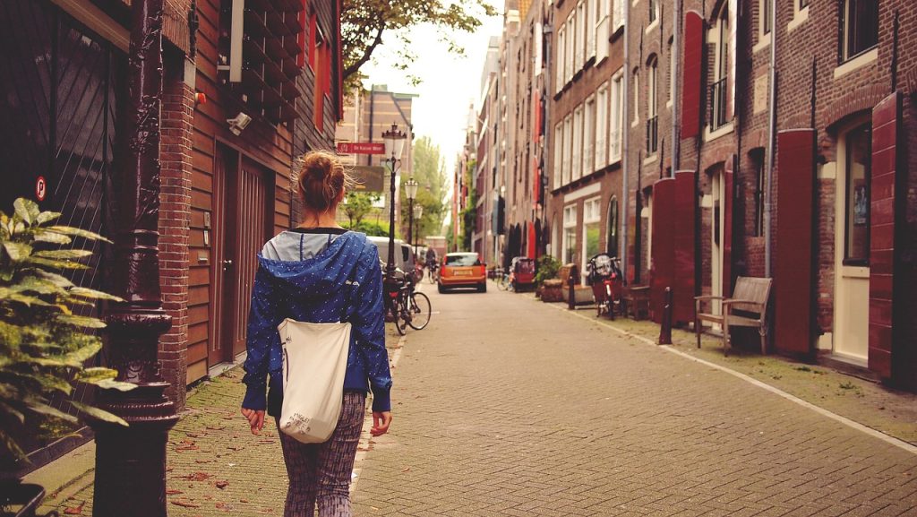 Wandelende vrouw alleen in Amsterdam