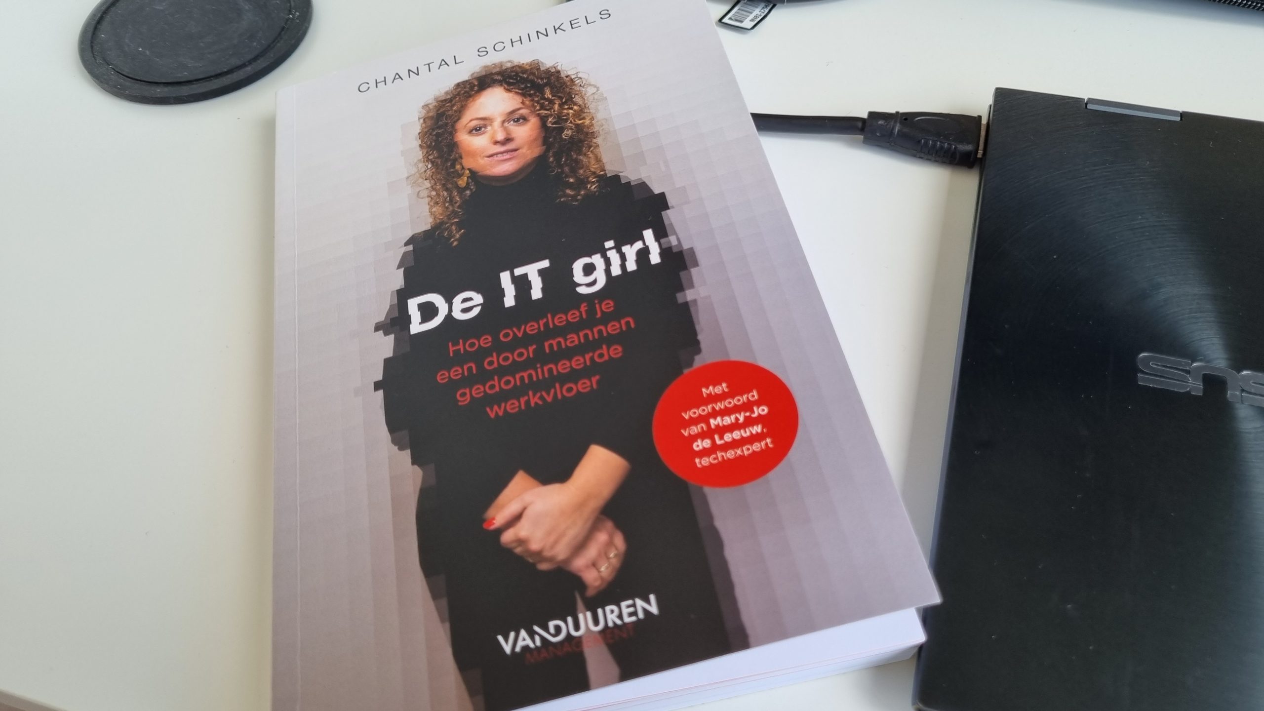 Het boek De IT girl op 8jn bureau naast mijn laptop