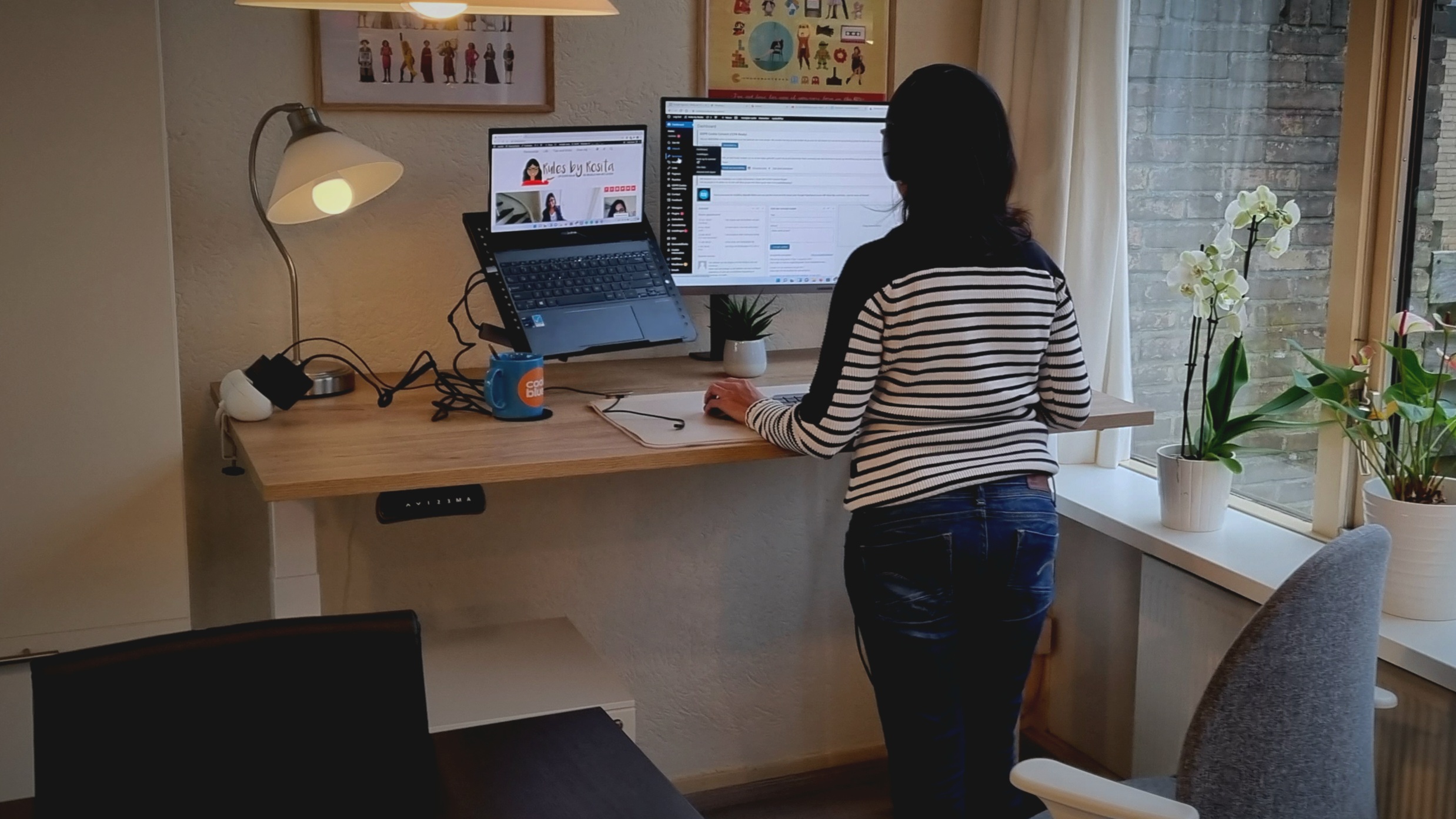 Rosita staat te werken aan het bureau.