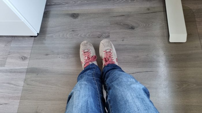 Oude sneakers en jeans met een rechte pijp