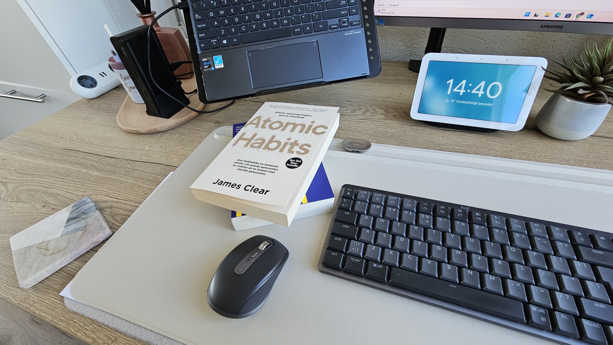 Mijn bureau legt er vandaag zo bij met onder andere het boek Atomic habits en andere spullen, zoals mijn toetsenbord en muis.