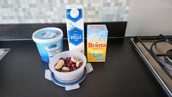 De ingrediënten voor mijn smoothie: Yoghurt Griekse Stijl, volle melk, Brinta Wake Up, Diepvriesfruit in een bakje.