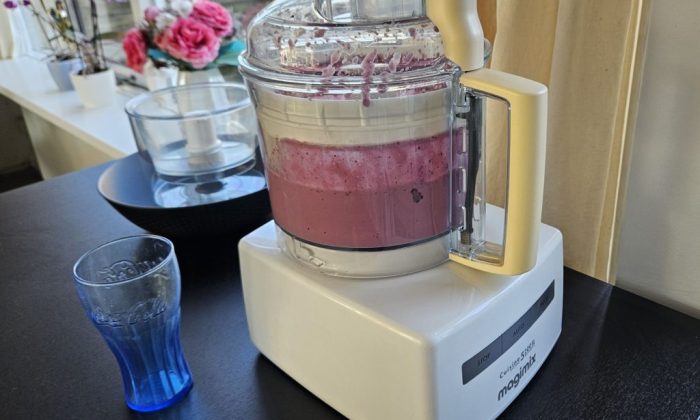 De foodprocessor blendt de smoothie.